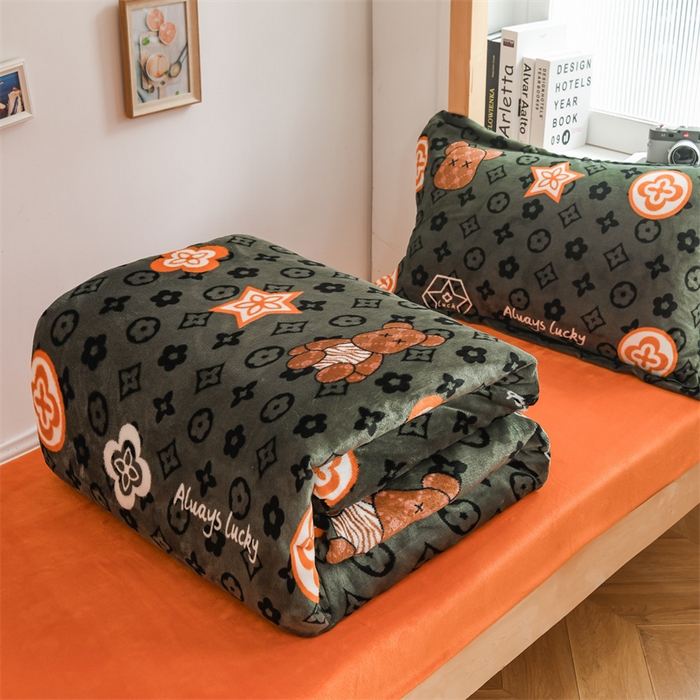 91家纺网 家纺一手货源 找家纺 宅部落 2025新款学生宿舍牛奶绒三件套宿舍三件套上下铺三件套 幸运熊