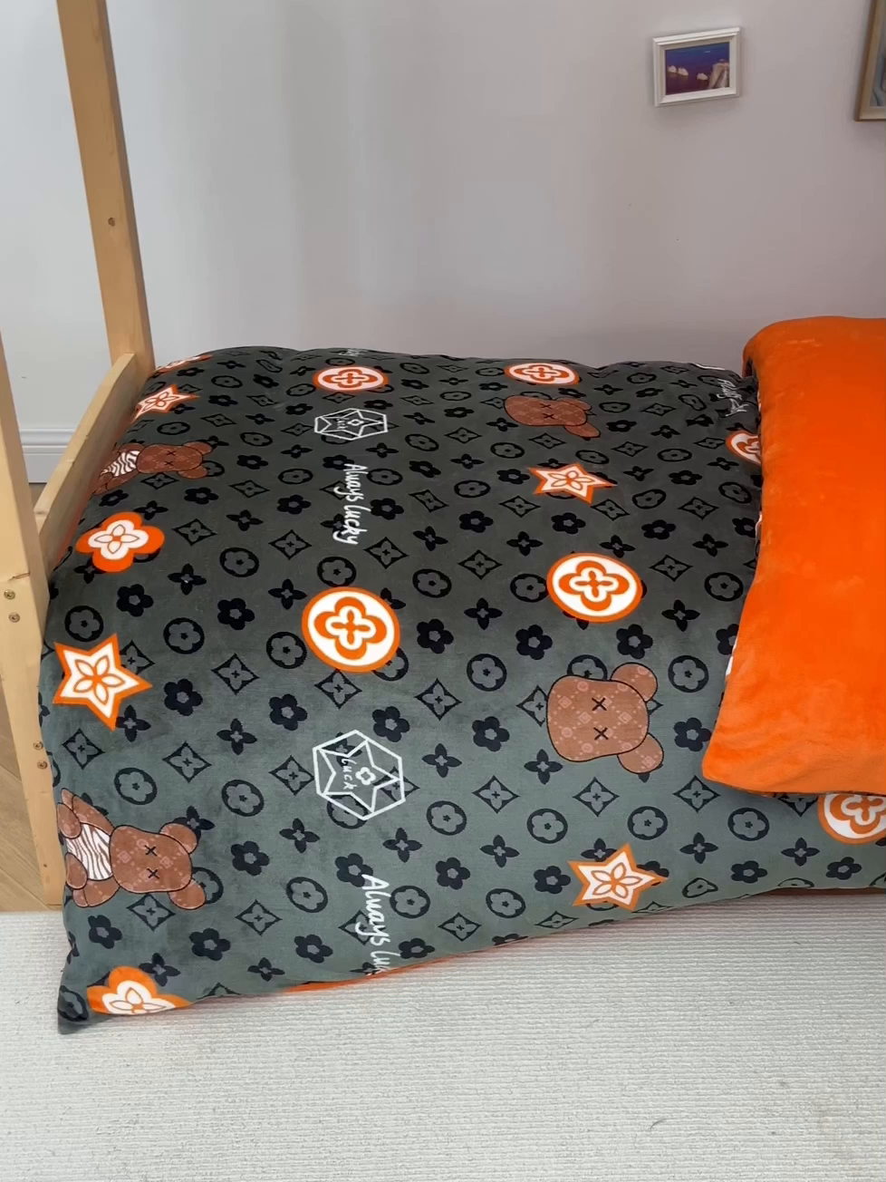 91家纺网 家纺一手货源 找家纺 宅部落 2025新款学生宿舍牛奶绒三件套宿舍三件套上下铺三件套 幸运熊