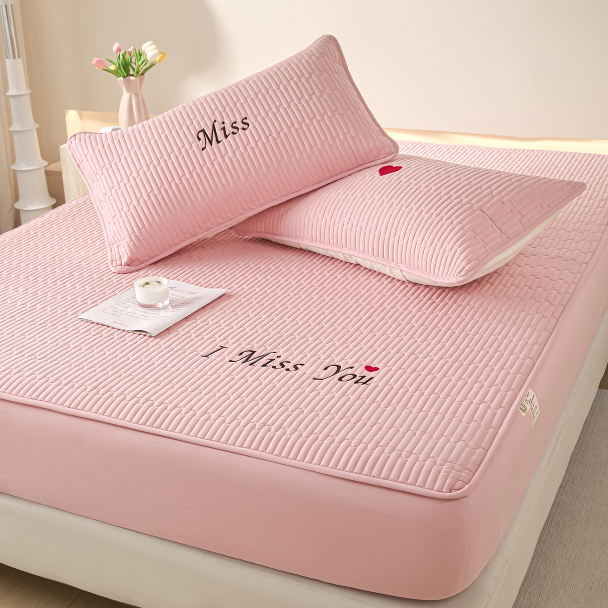 91家纺网 家纺一手货源 找家纺 卡伦家纺 2025新款A类刺绣夹棉床笠情书系列 粉韵情书