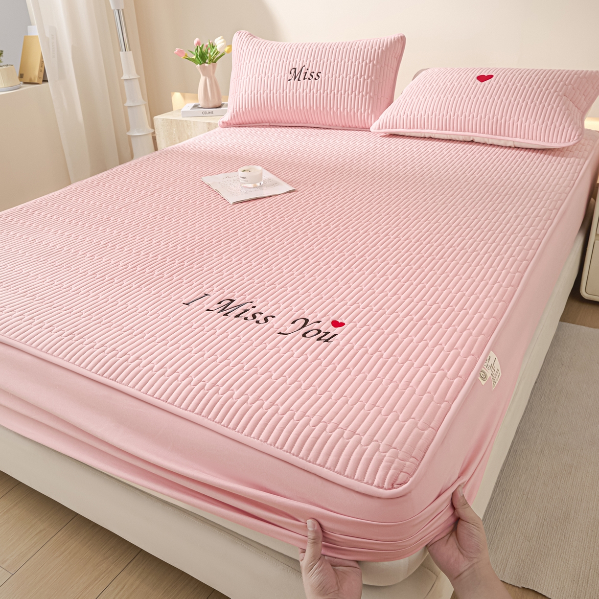 91家纺网 家纺一手货源 找家纺 卡伦家纺 2025新款A类刺绣夹棉床笠情书系列 粉韵情书