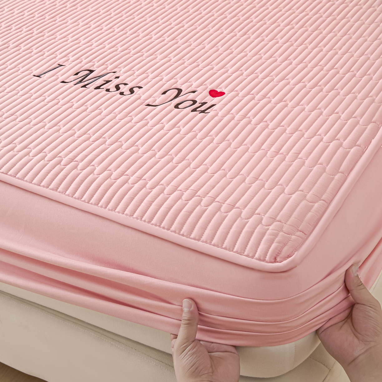 91家纺网 家纺一手货源 找家纺 卡伦家纺 2025新款A类刺绣夹棉床笠情书系列 粉韵情书