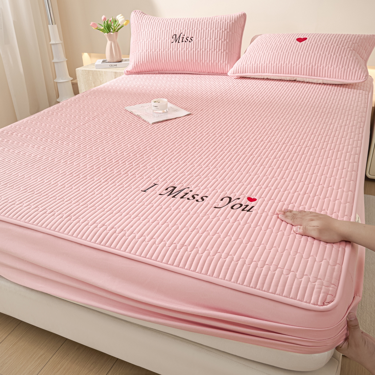 91家纺网 家纺一手货源 找家纺 卡伦家纺 2025新款A类刺绣夹棉床笠情书系列 粉韵情书