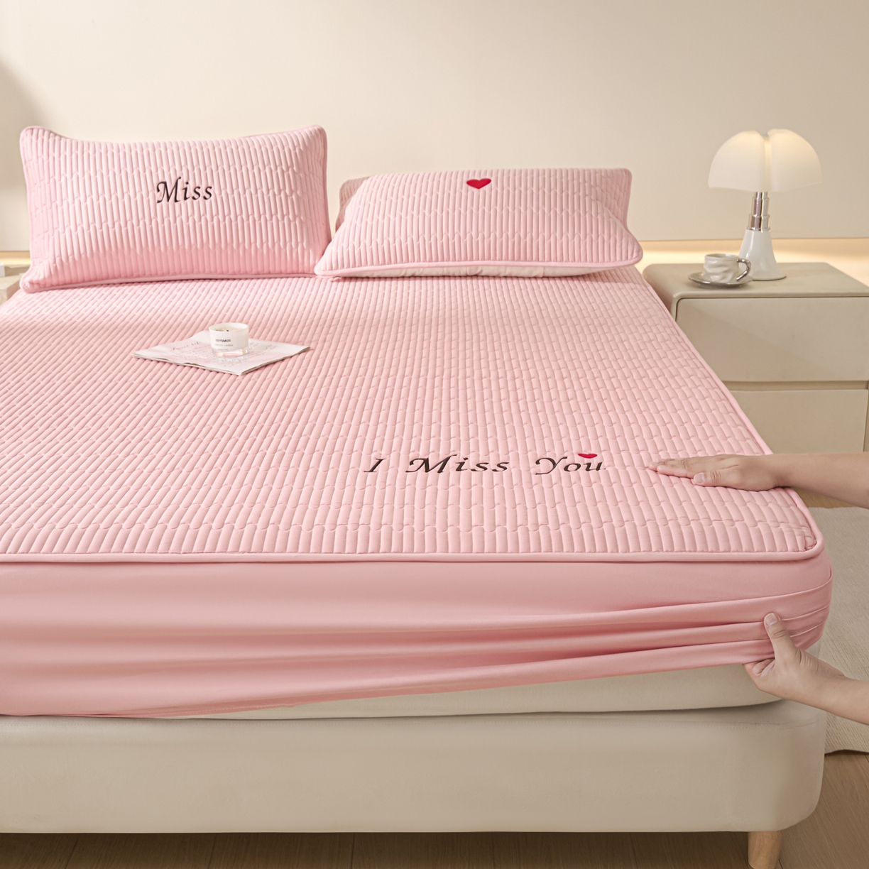 91家纺网 家纺一手货源 找家纺 卡伦家纺 2025新款A类刺绣夹棉床笠情书系列 粉韵情书