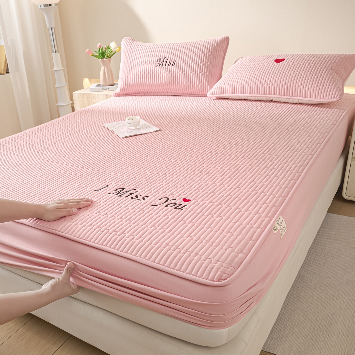 91家纺网 家纺一手货源 找家纺 卡伦家纺 2025新款A类刺绣夹棉床笠情书系列 粉韵情书