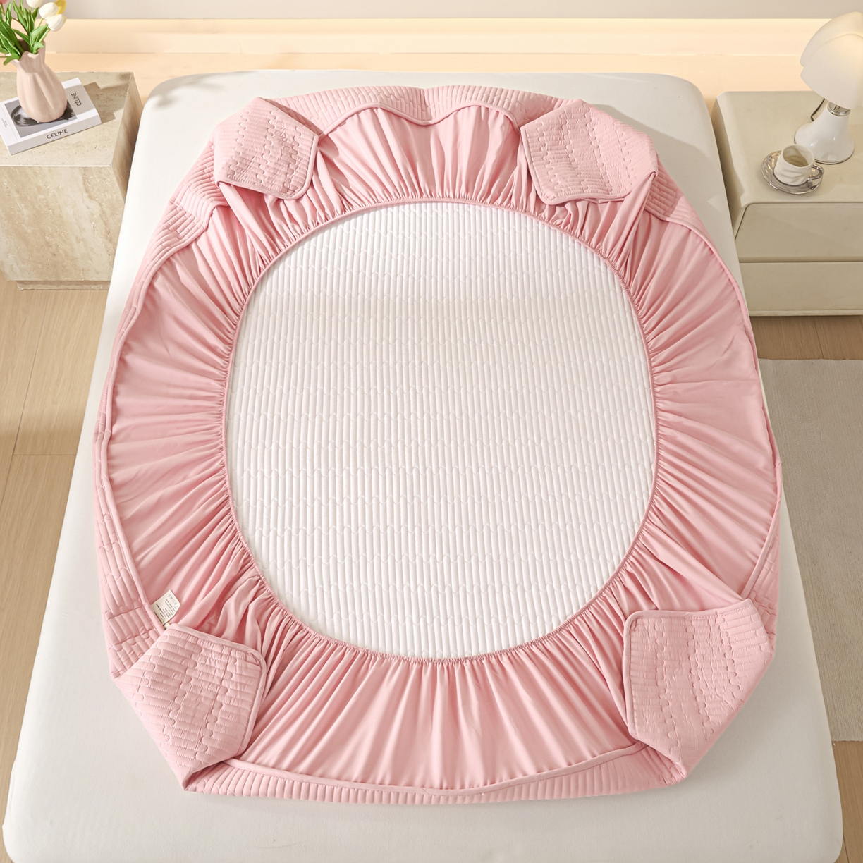 91家纺网 家纺一手货源 找家纺 卡伦家纺 2025新款A类刺绣夹棉床笠情书系列 粉韵情书