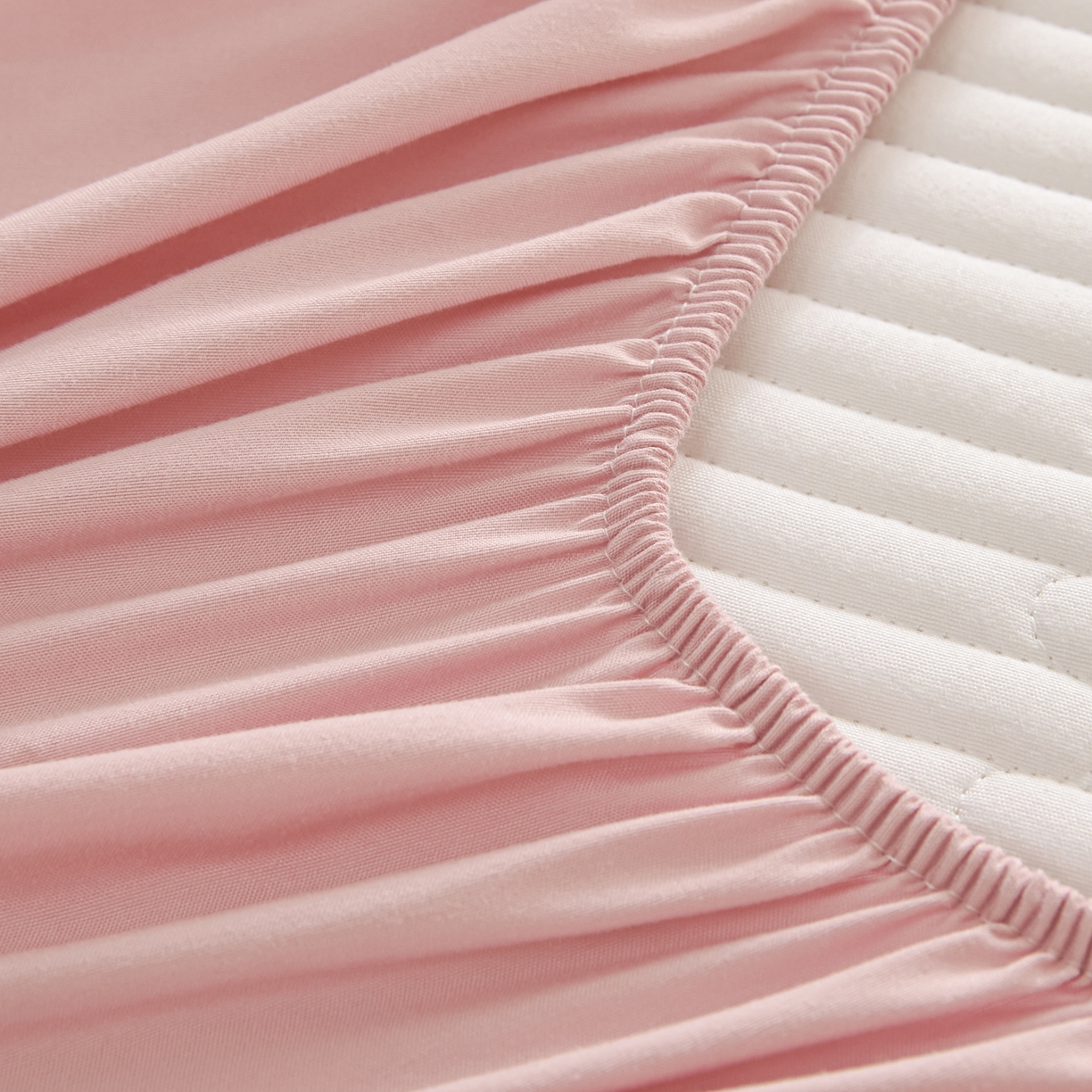 91家纺网 家纺一手货源 找家纺 卡伦家纺 2025新款A类刺绣夹棉床笠情书系列 粉韵情书