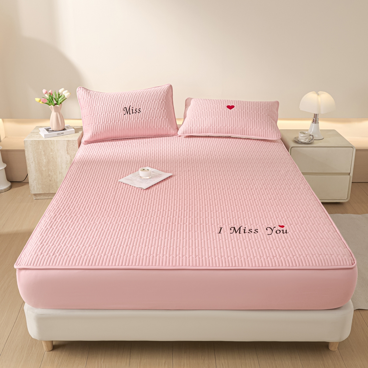 91家纺网 家纺一手货源 找家纺 卡伦家纺 2025新款A类刺绣夹棉床笠情书系列 粉韵情书