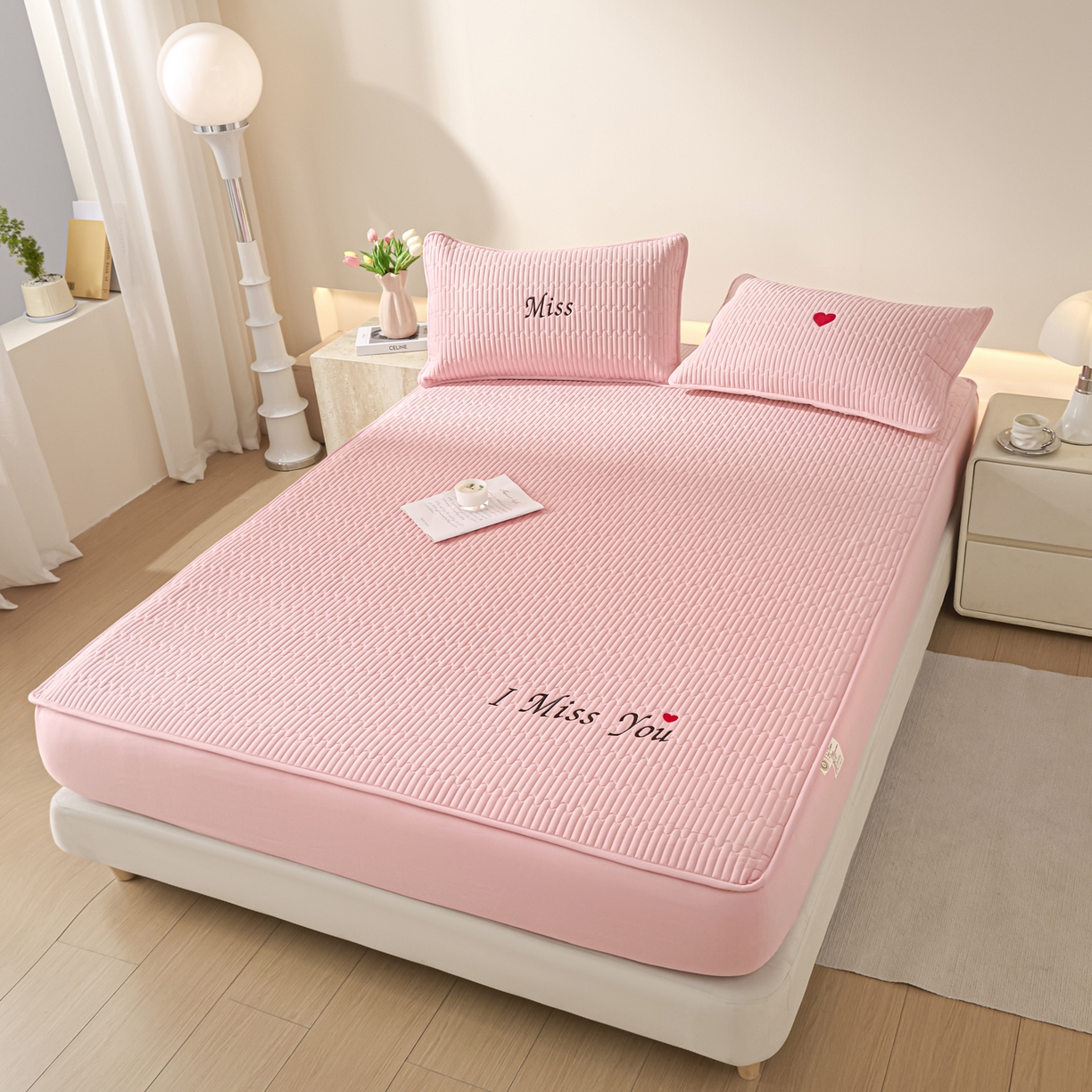 91家纺网 家纺一手货源 找家纺 卡伦家纺 2025新款A类刺绣夹棉床笠情书系列 粉韵情书