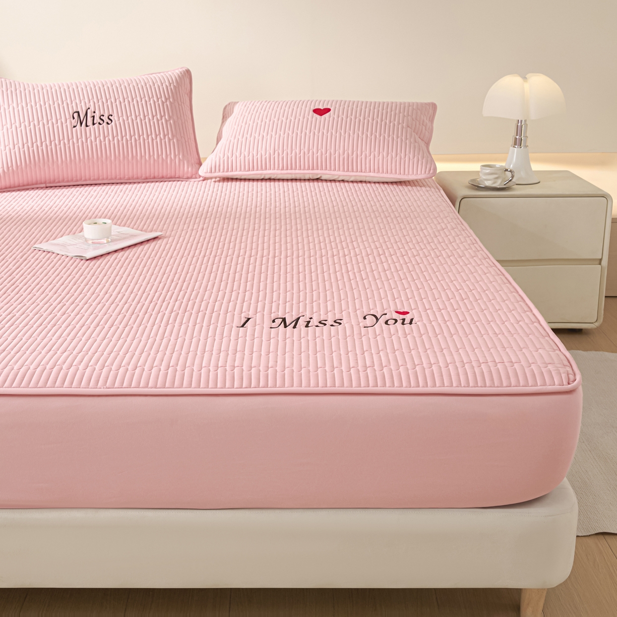 91家纺网 家纺一手货源 找家纺 卡伦家纺 2025新款A类刺绣夹棉床笠情书系列 粉韵情书