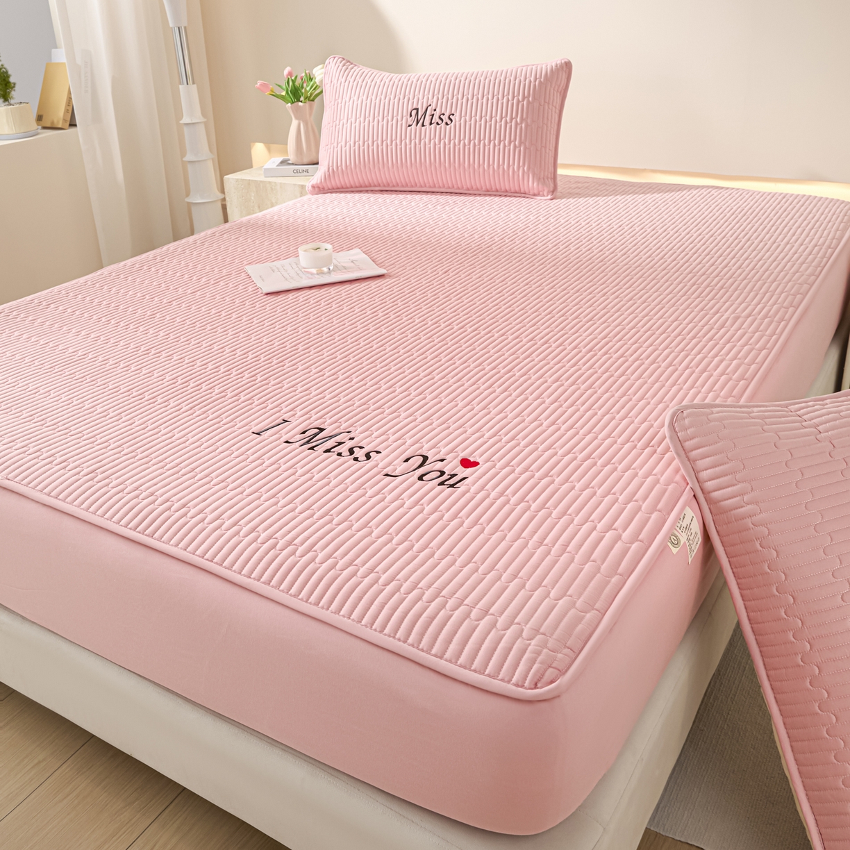 91家纺网 家纺一手货源 找家纺 卡伦家纺 2025新款A类刺绣夹棉床笠情书系列 粉韵情书