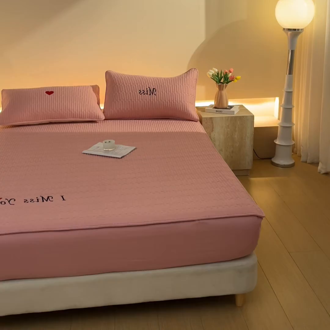 91家纺网 家纺一手货源 找家纺 卡伦家纺 2025新款A类刺绣夹棉床笠情书系列 粉韵情书