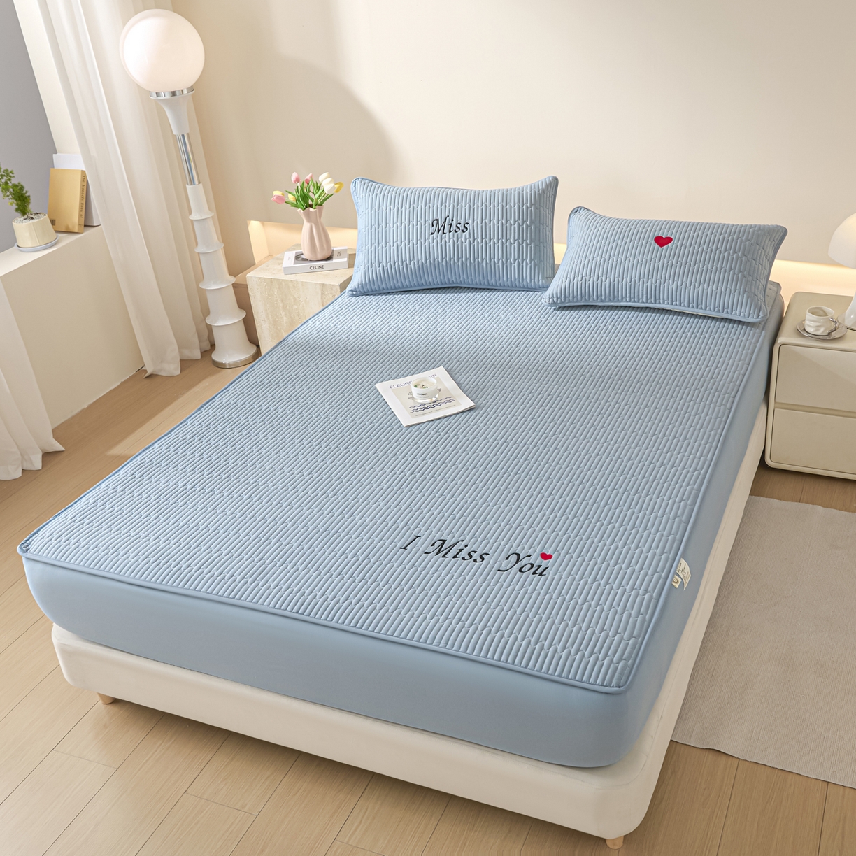 91家纺网 家纺一手货源 找家纺 卡伦家纺 2025新款A类刺绣夹棉床笠情书系列 海蓝情书