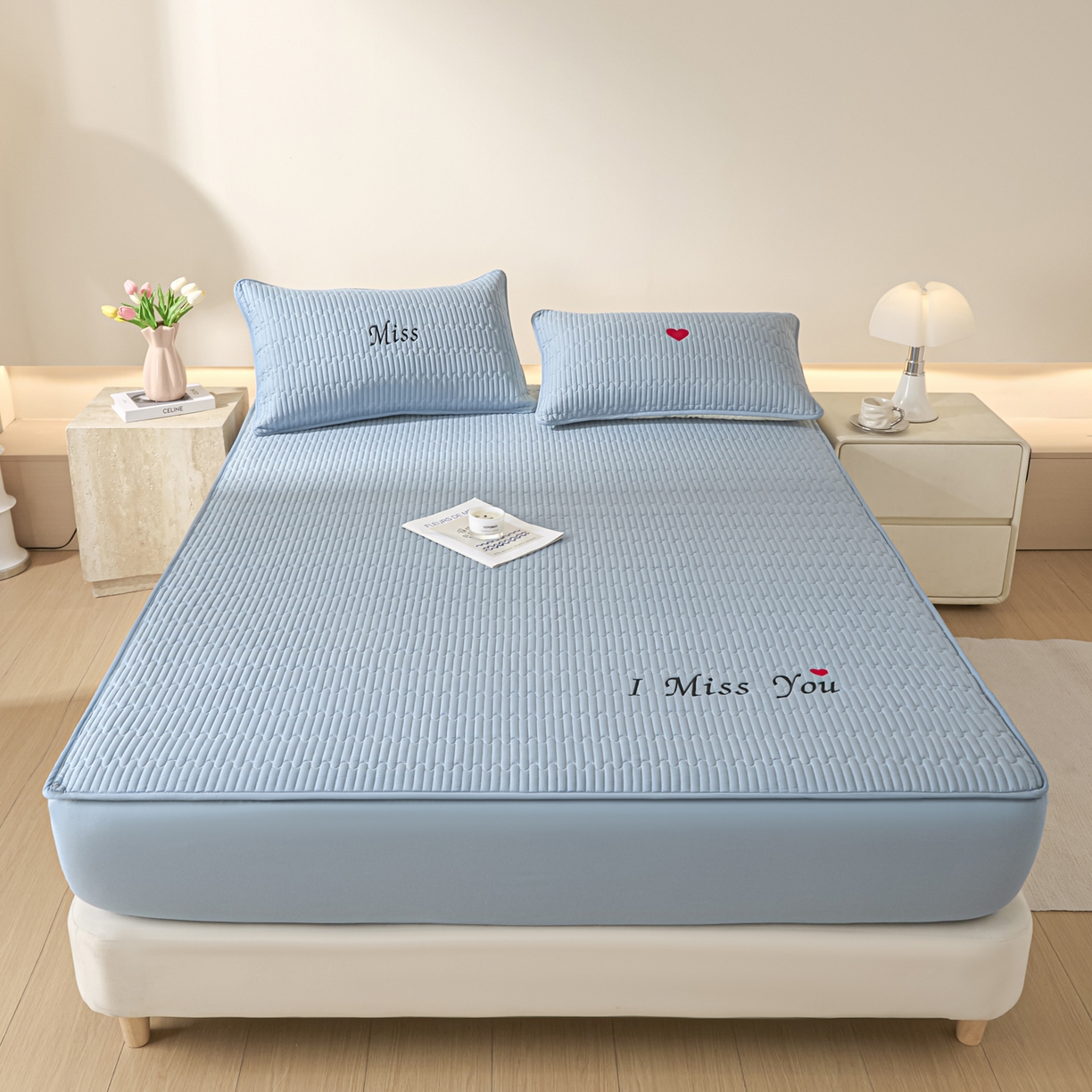 91家纺网 家纺一手货源 找家纺 卡伦家纺 2025新款A类刺绣夹棉床笠情书系列 海蓝情书