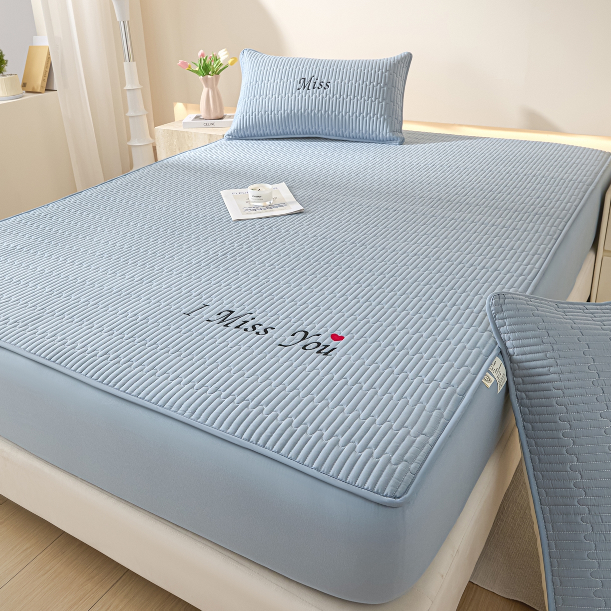 91家纺网 家纺一手货源 找家纺 卡伦家纺 2025新款A类刺绣夹棉床笠情书系列 海蓝情书