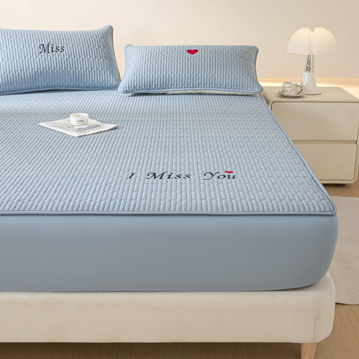 91家纺网 家纺一手货源 找家纺 卡伦家纺 2025新款A类刺绣夹棉床笠情书系列 海蓝情书