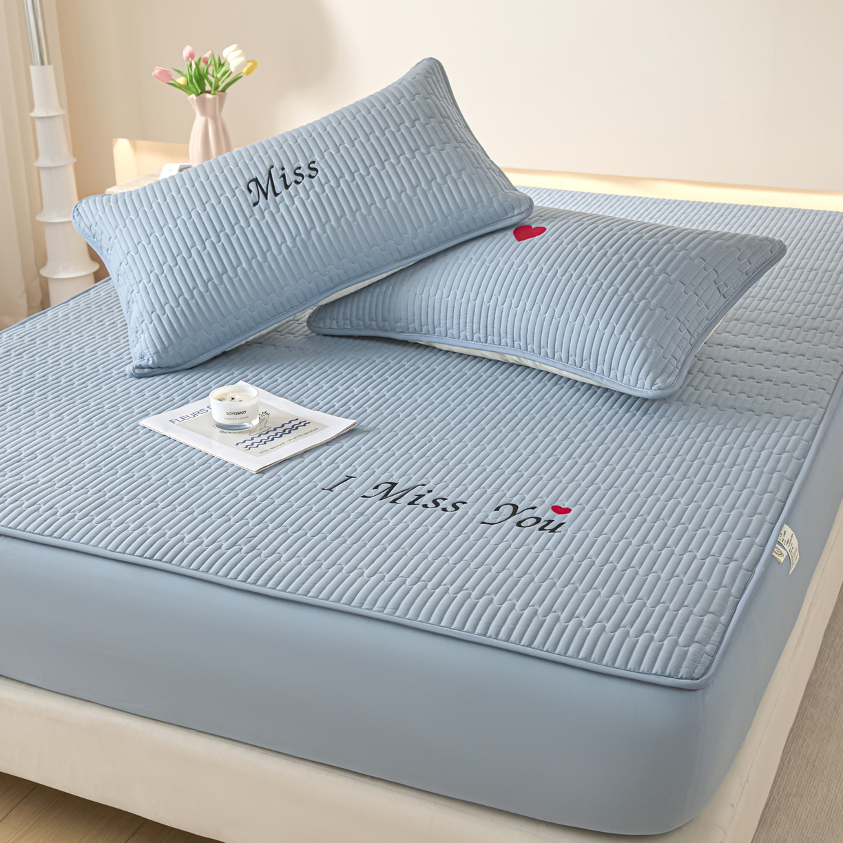 91家纺网 家纺一手货源 找家纺 卡伦家纺 2025新款A类刺绣夹棉床笠情书系列 海蓝情书