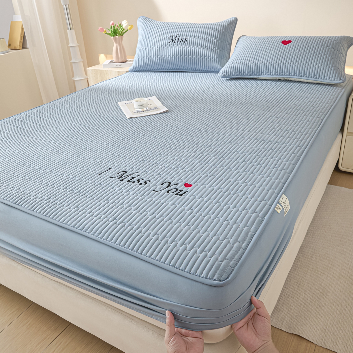 91家纺网 家纺一手货源 找家纺 卡伦家纺 2025新款A类刺绣夹棉床笠情书系列 海蓝情书