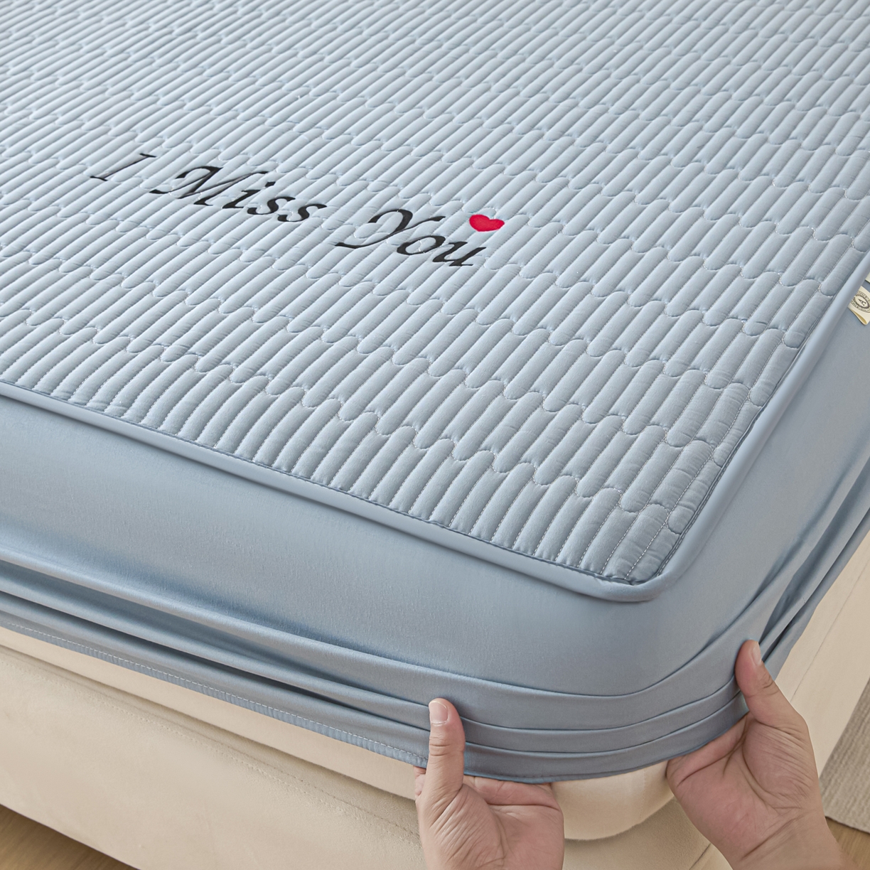 91家纺网 家纺一手货源 找家纺 卡伦家纺 2025新款A类刺绣夹棉床笠情书系列 海蓝情书