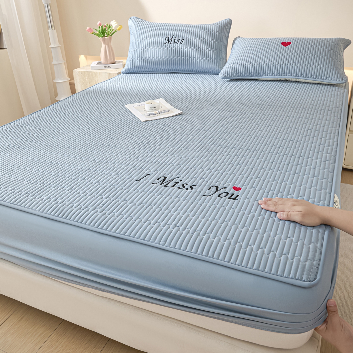 91家纺网 家纺一手货源 找家纺 卡伦家纺 2025新款A类刺绣夹棉床笠情书系列 海蓝情书