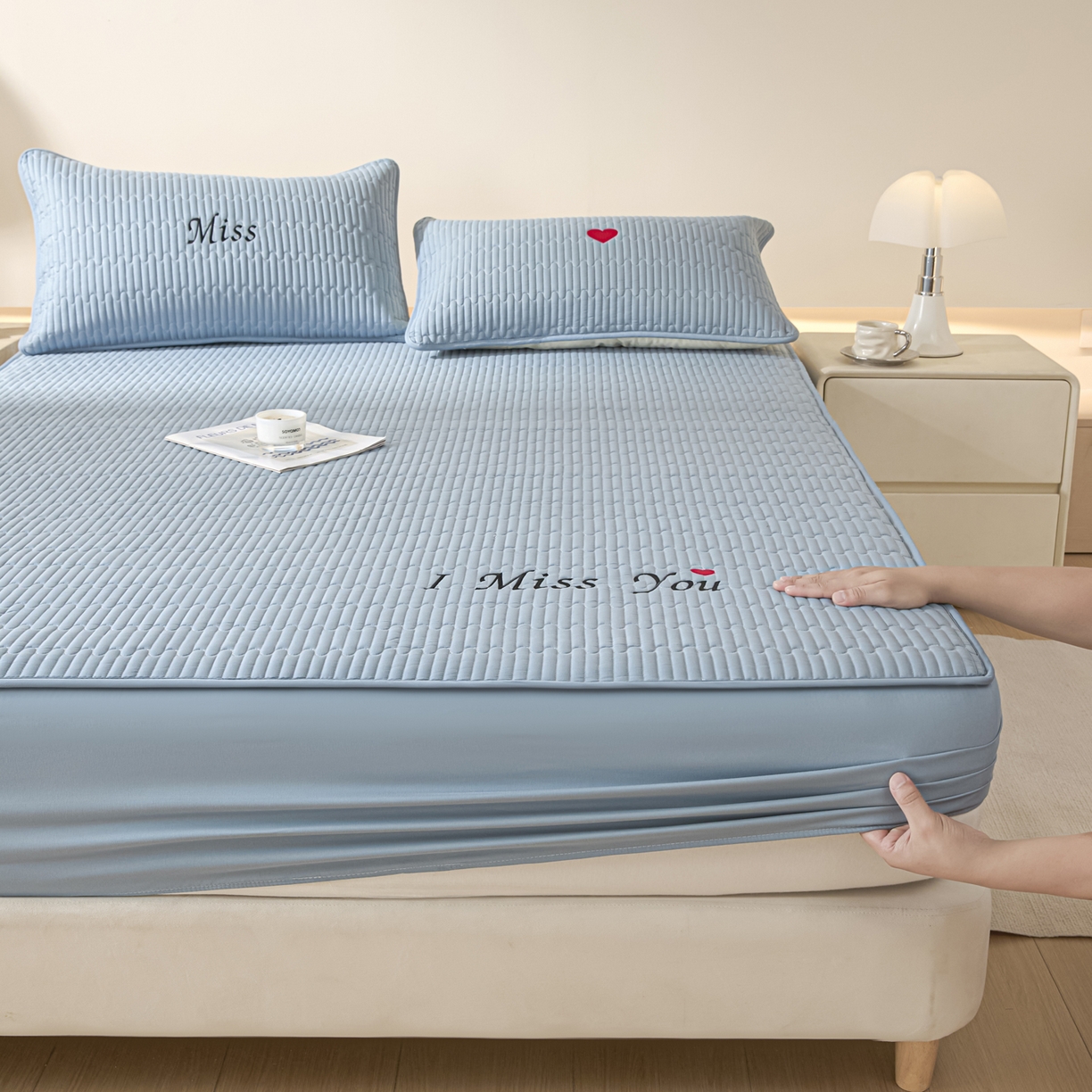 91家纺网 家纺一手货源 找家纺 卡伦家纺 2025新款A类刺绣夹棉床笠情书系列 海蓝情书