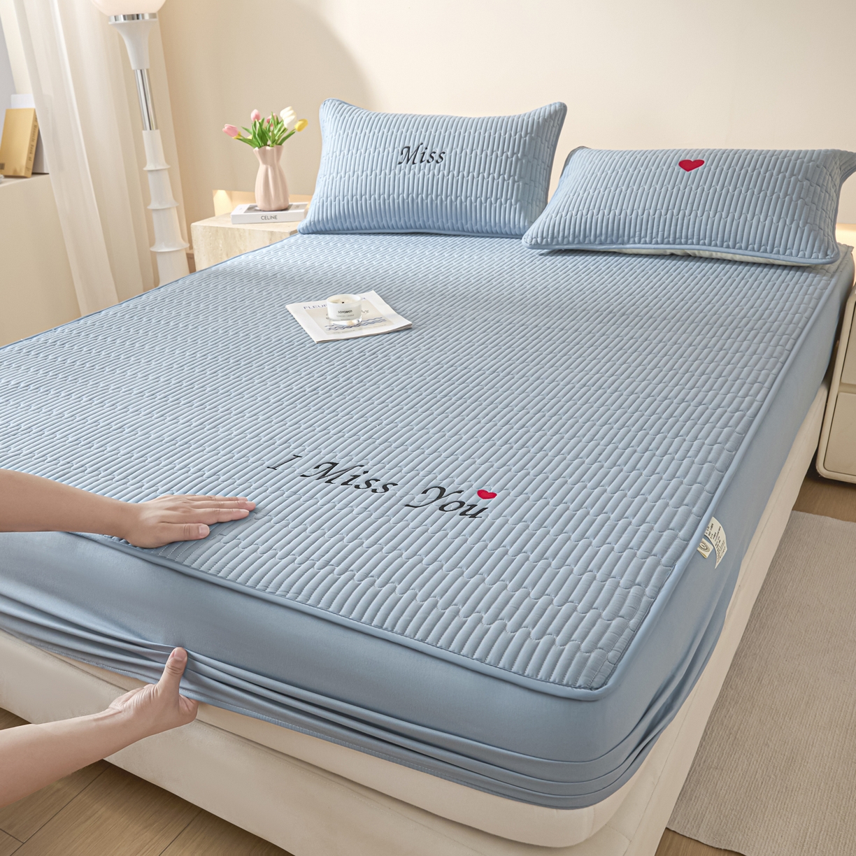 91家纺网 家纺一手货源 找家纺 卡伦家纺 2025新款A类刺绣夹棉床笠情书系列 海蓝情书