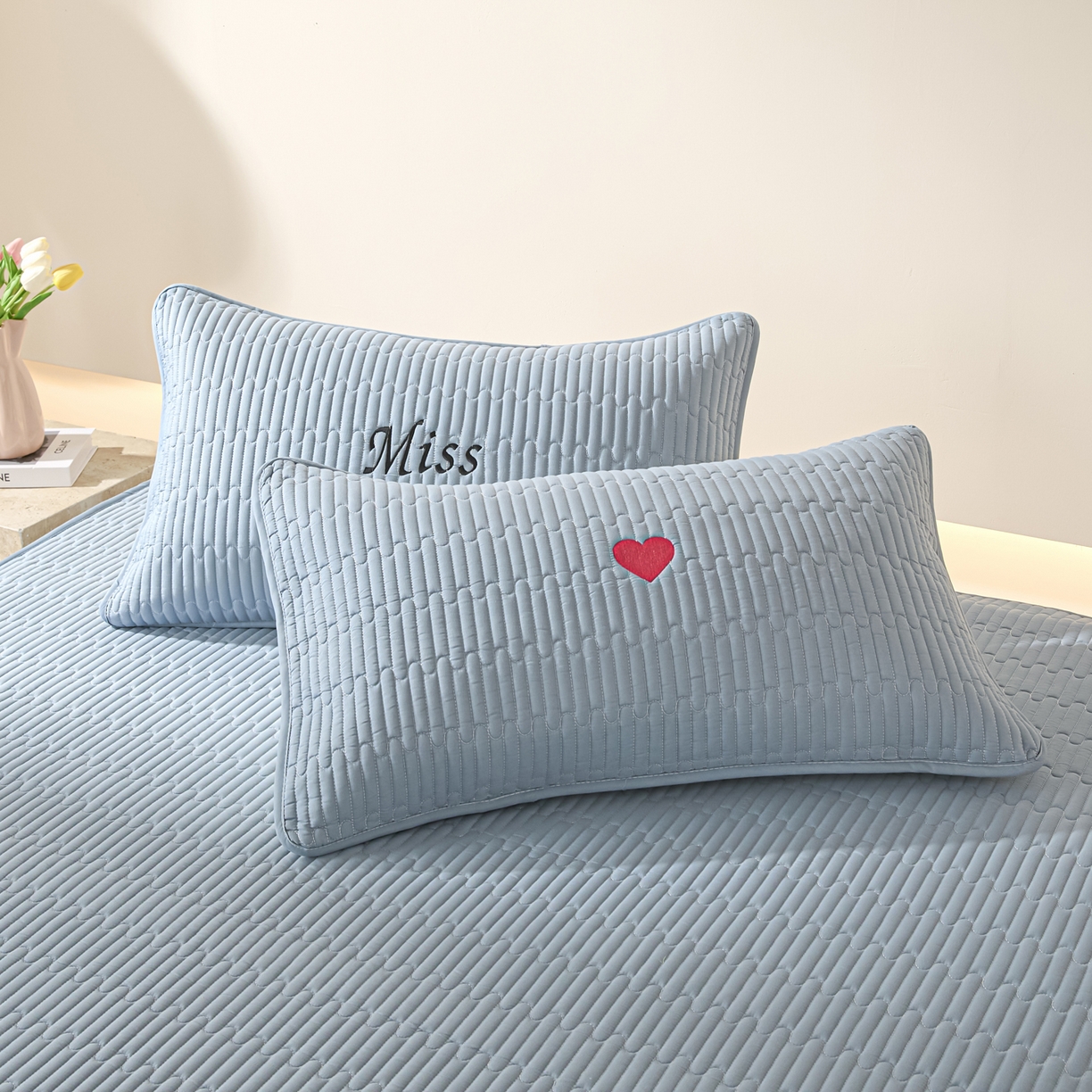 91家纺网 家纺一手货源 找家纺 卡伦家纺 2025新款A类刺绣夹棉床笠情书系列 海蓝情书