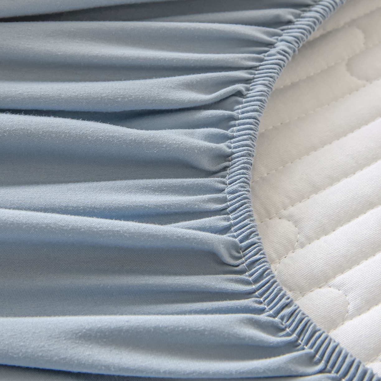 91家纺网 家纺一手货源 找家纺 卡伦家纺 2025新款A类刺绣夹棉床笠情书系列 海蓝情书