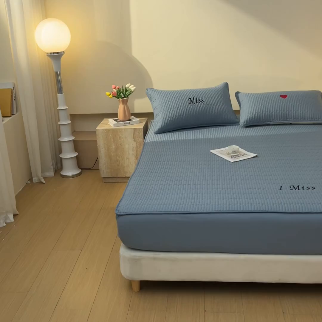 91家纺网 家纺一手货源 找家纺 卡伦家纺 2025新款A类刺绣夹棉床笠情书系列 海蓝情书