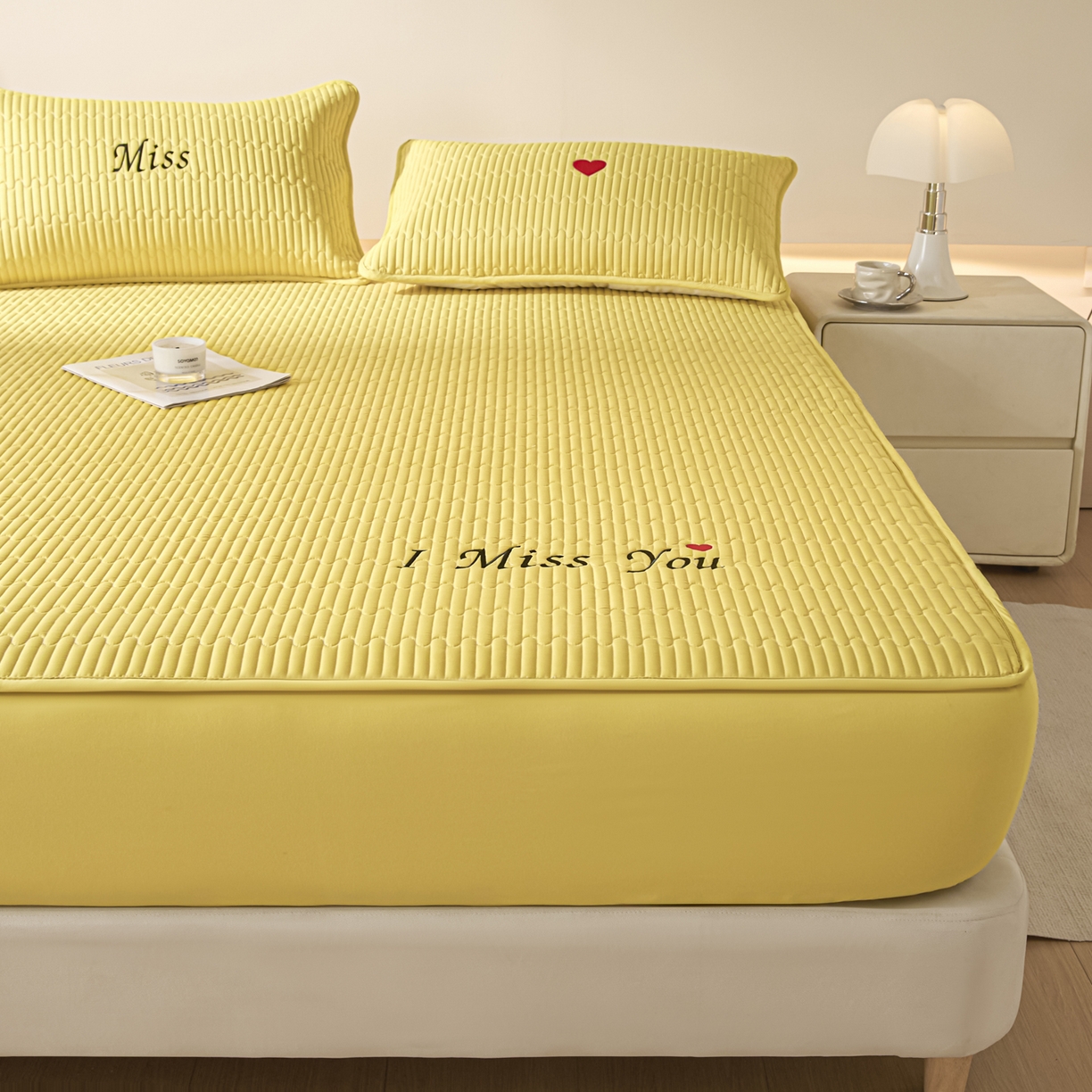 91家纺网 家纺一手货源 找家纺 卡伦家纺 2025新款A类刺绣夹棉床笠情书系列 金芒情书