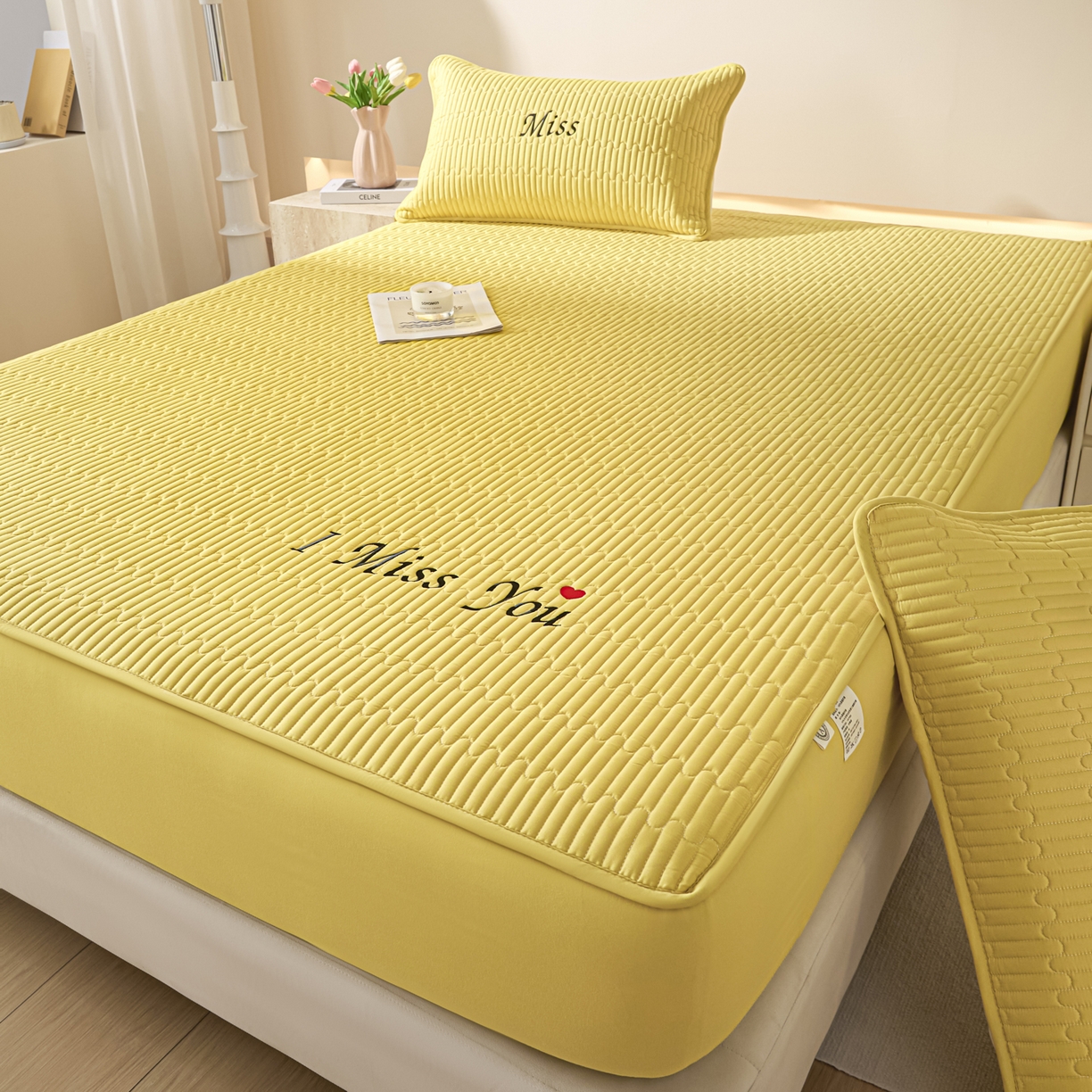 91家纺网 家纺一手货源 找家纺 卡伦家纺 2025新款A类刺绣夹棉床笠情书系列 金芒情书