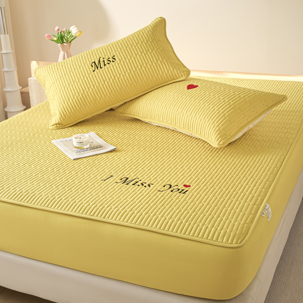 91家纺网 家纺一手货源 找家纺 卡伦家纺 2025新款A类刺绣夹棉床笠情书系列 金芒情书