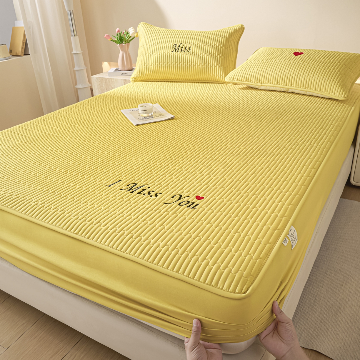 91家纺网 家纺一手货源 找家纺 卡伦家纺 2025新款A类刺绣夹棉床笠情书系列 金芒情书