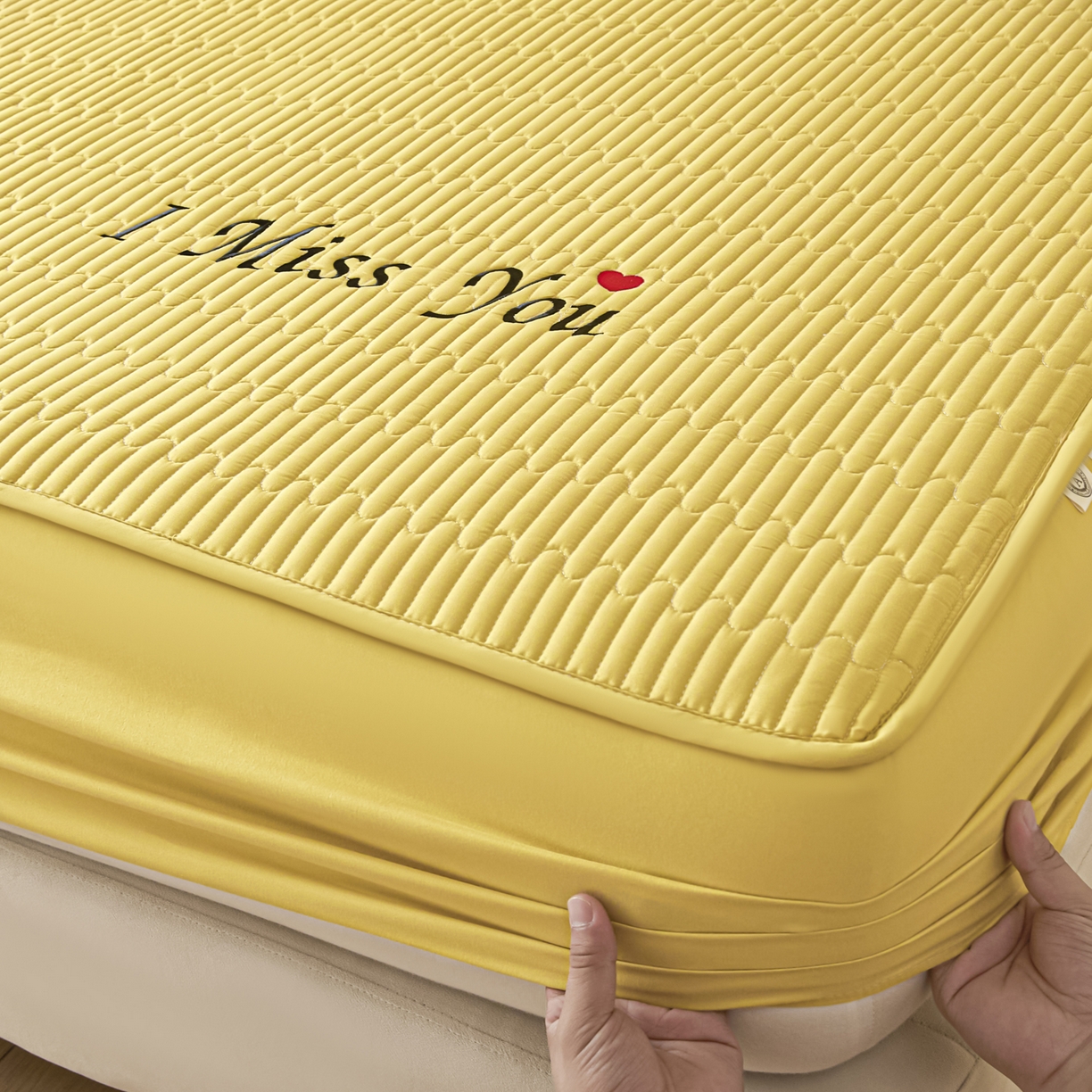 91家纺网 家纺一手货源 找家纺 卡伦家纺 2025新款A类刺绣夹棉床笠情书系列 金芒情书