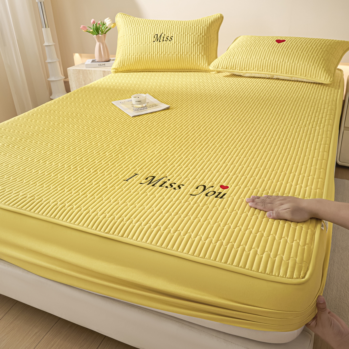 91家纺网 家纺一手货源 找家纺 卡伦家纺 2025新款A类刺绣夹棉床笠情书系列 金芒情书