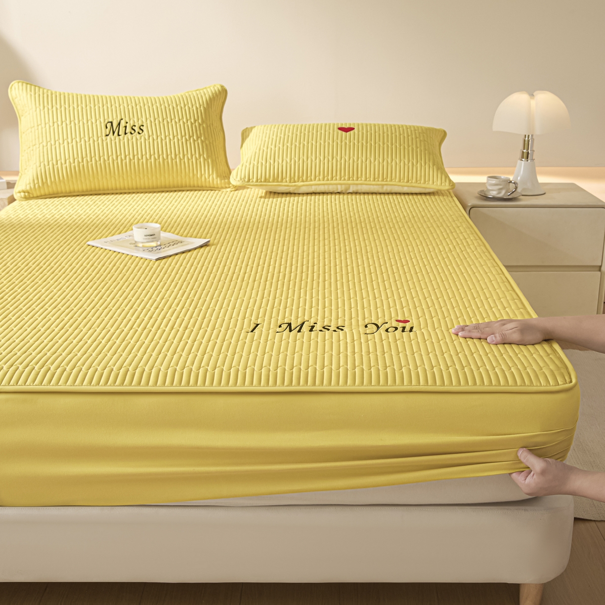 91家纺网 家纺一手货源 找家纺 卡伦家纺 2025新款A类刺绣夹棉床笠情书系列 金芒情书