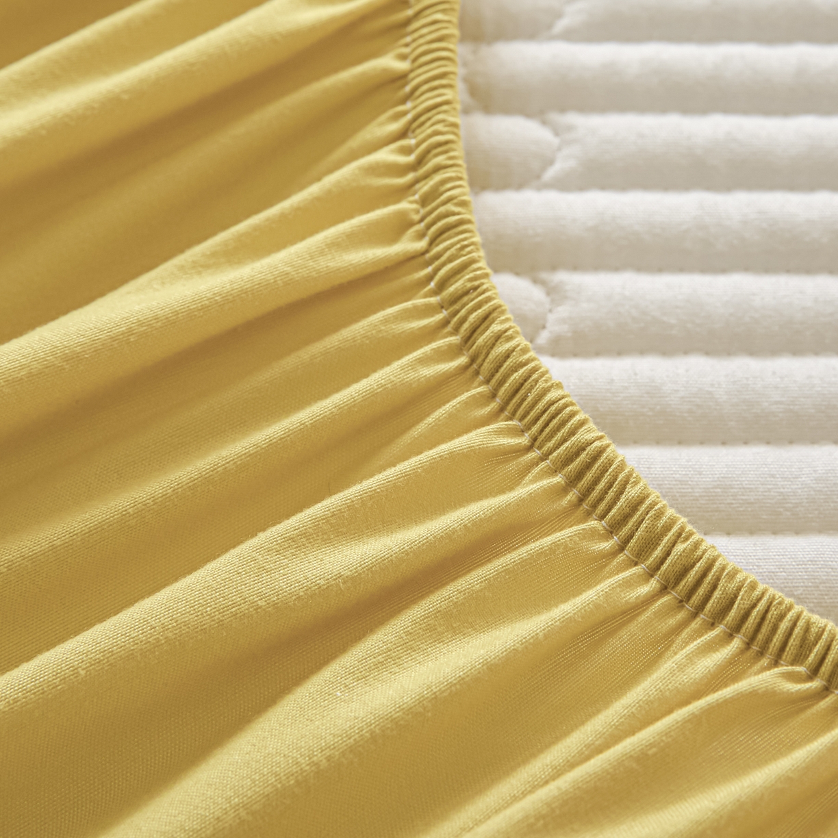 91家纺网 家纺一手货源 找家纺 卡伦家纺 2025新款A类刺绣夹棉床笠情书系列 金芒情书