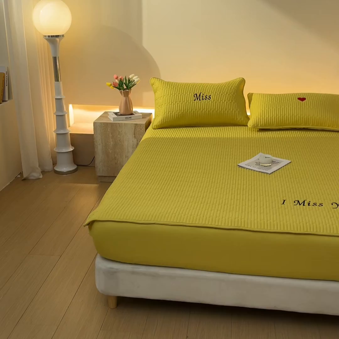 91家纺网 家纺一手货源 找家纺 卡伦家纺 2025新款A类刺绣夹棉床笠情书系列 金芒情书