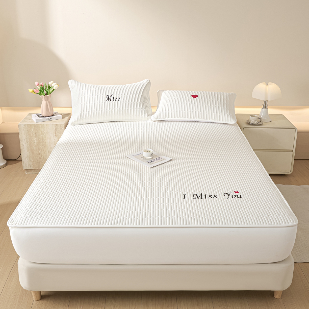 91家纺网 家纺一手货源 找家纺 卡伦家纺 2025新款A类刺绣夹棉床笠情书系列 净白情书