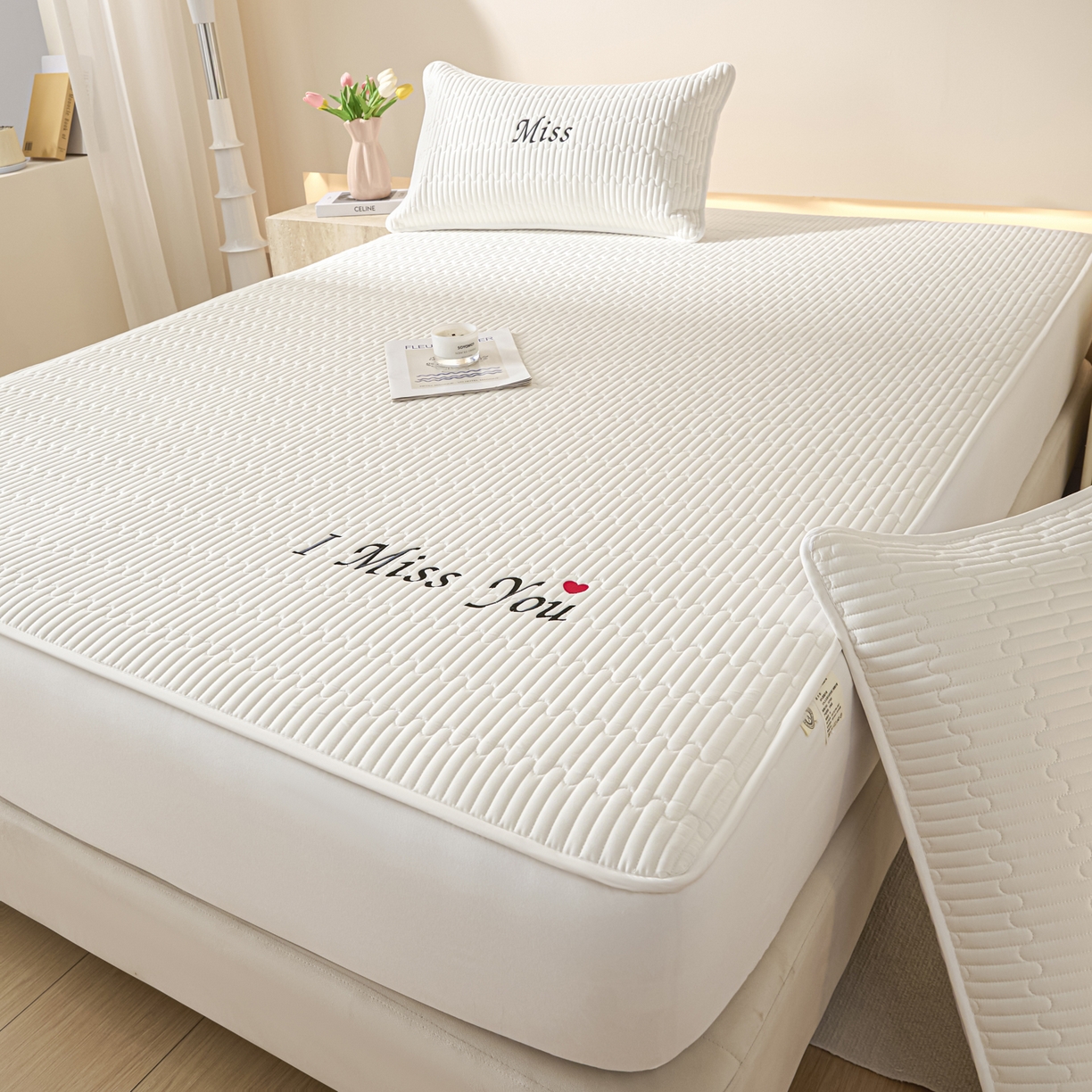 91家纺网 家纺一手货源 找家纺 卡伦家纺 2025新款A类刺绣夹棉床笠情书系列 净白情书