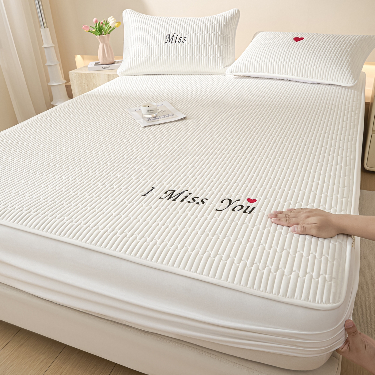 91家纺网 家纺一手货源 找家纺 卡伦家纺 2025新款A类刺绣夹棉床笠情书系列 净白情书