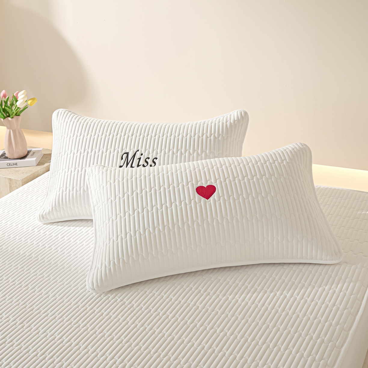 91家纺网 家纺一手货源 找家纺 卡伦家纺 2025新款A类刺绣夹棉床笠情书系列 净白情书