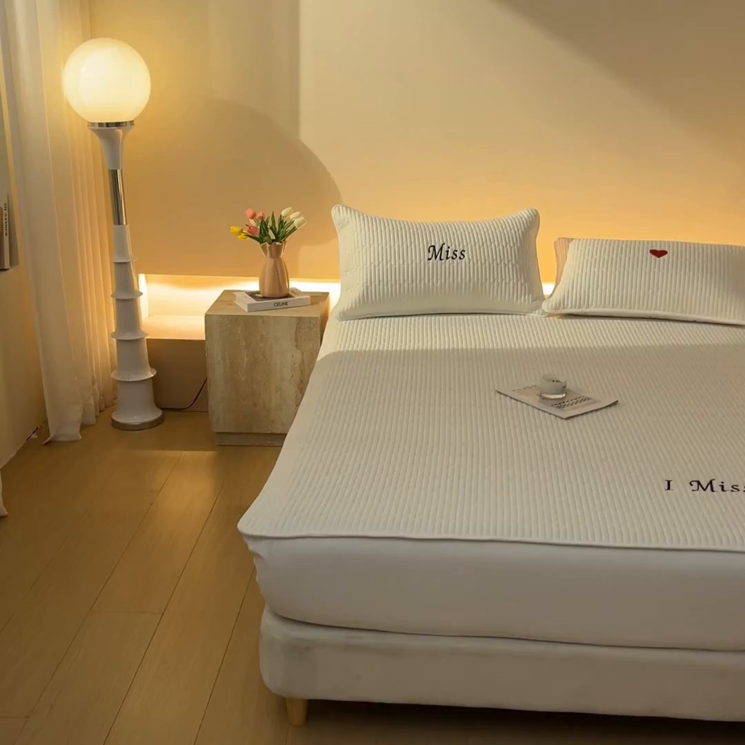 91家纺网 家纺一手货源 找家纺 卡伦家纺 2025新款A类刺绣夹棉床笠情书系列 净白情书