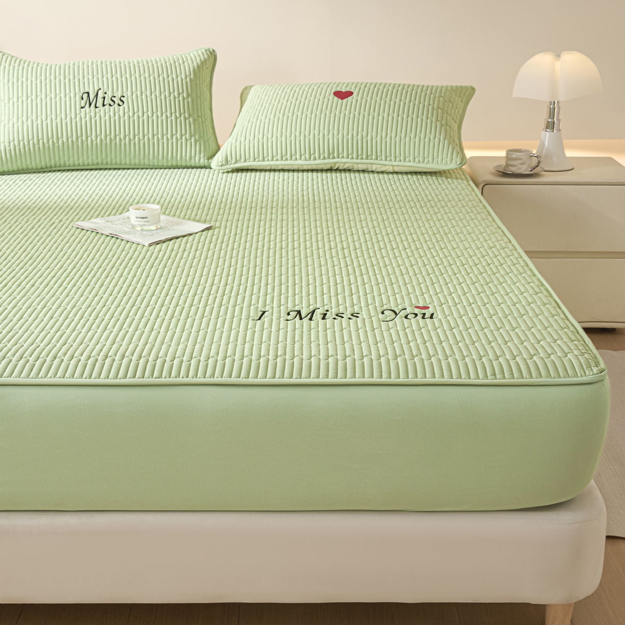 91家纺网 家纺一手货源 找家纺 卡伦家纺 2025新款A类刺绣夹棉床笠情书系列 青萝情书