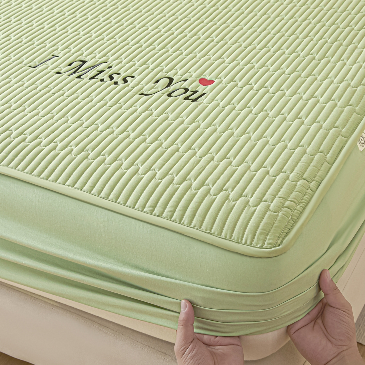 91家纺网 家纺一手货源 找家纺 卡伦家纺 2025新款A类刺绣夹棉床笠情书系列 青萝情书