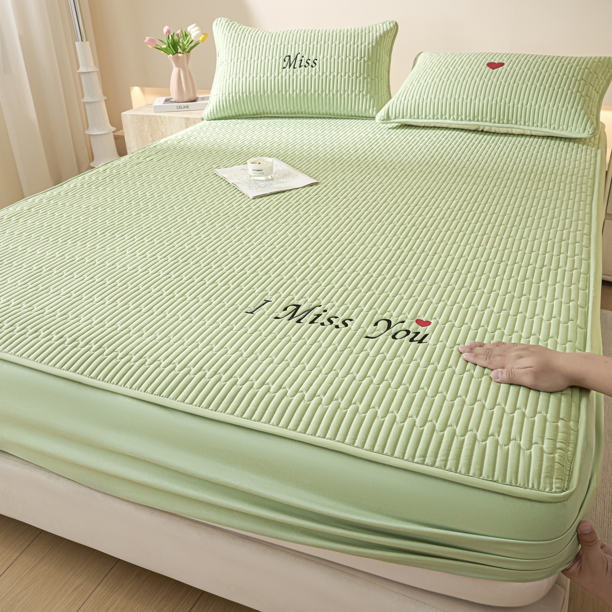 91家纺网 家纺一手货源 找家纺 卡伦家纺 2025新款A类刺绣夹棉床笠情书系列 青萝情书