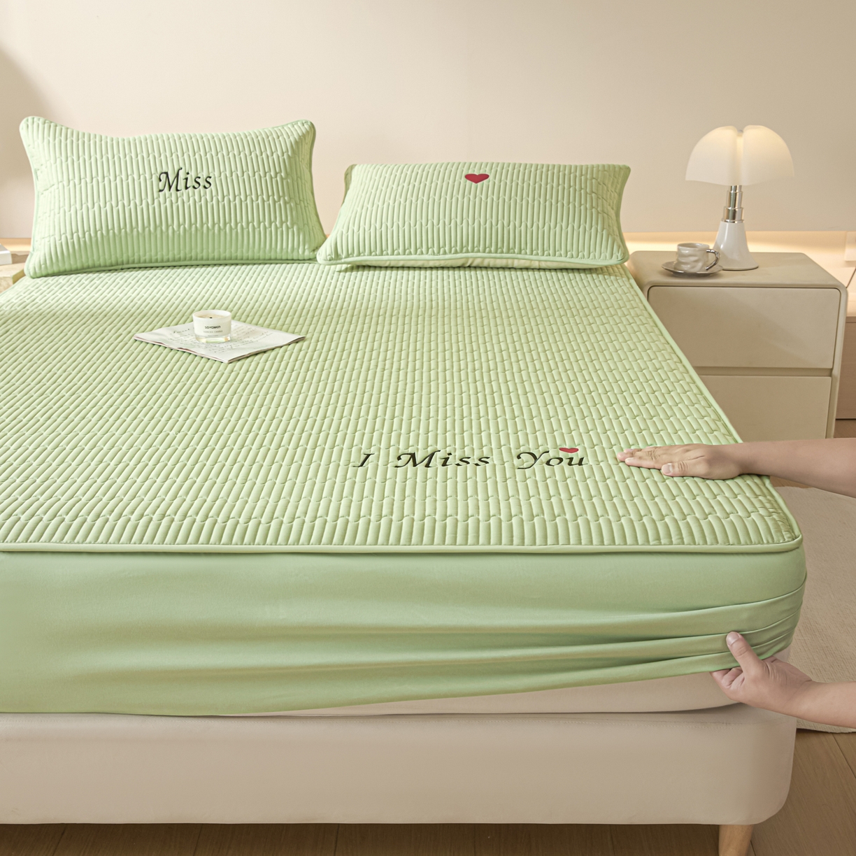 91家纺网 家纺一手货源 找家纺 卡伦家纺 2025新款A类刺绣夹棉床笠情书系列 青萝情书