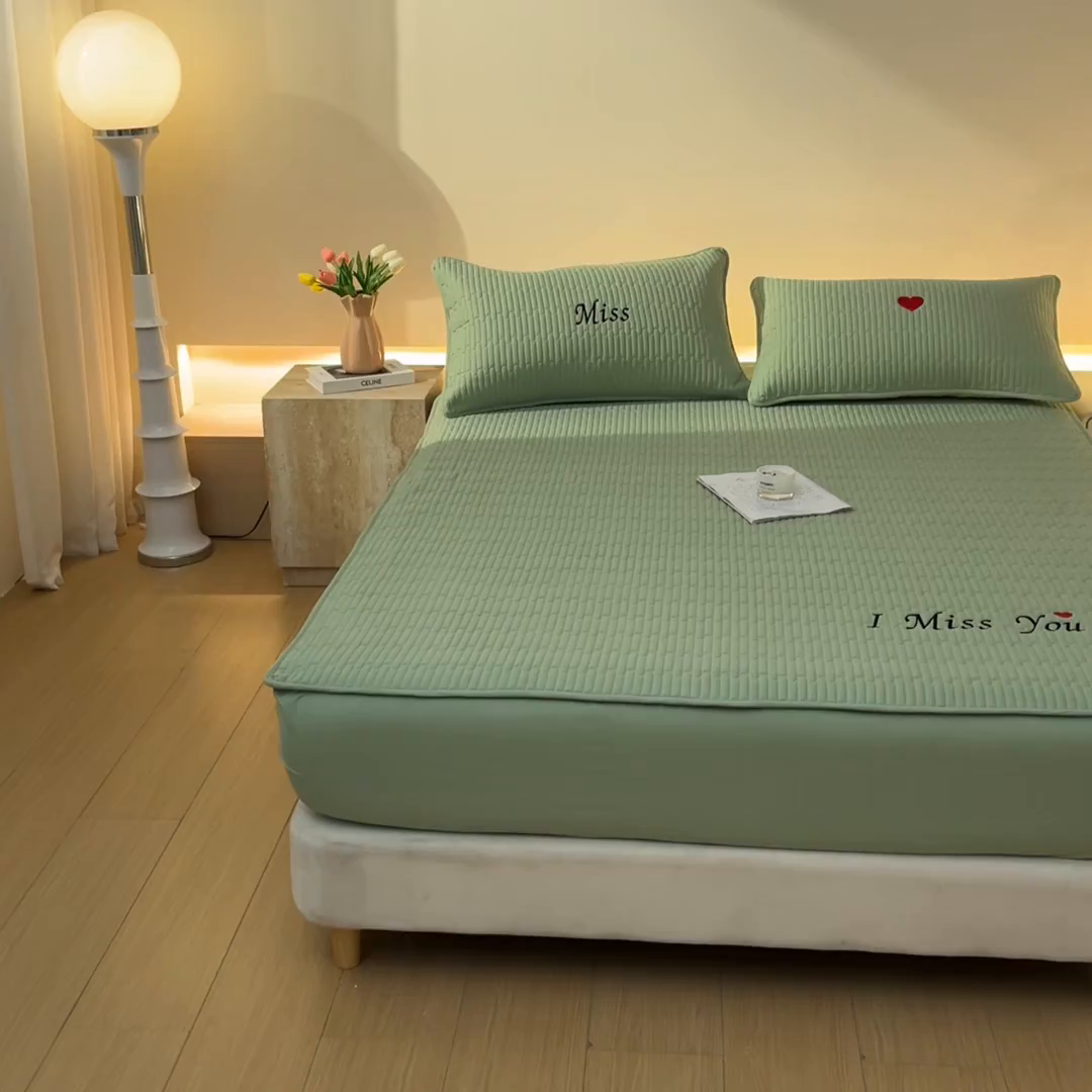 91家纺网 家纺一手货源 找家纺 卡伦家纺 2025新款A类刺绣夹棉床笠情书系列 青萝情书