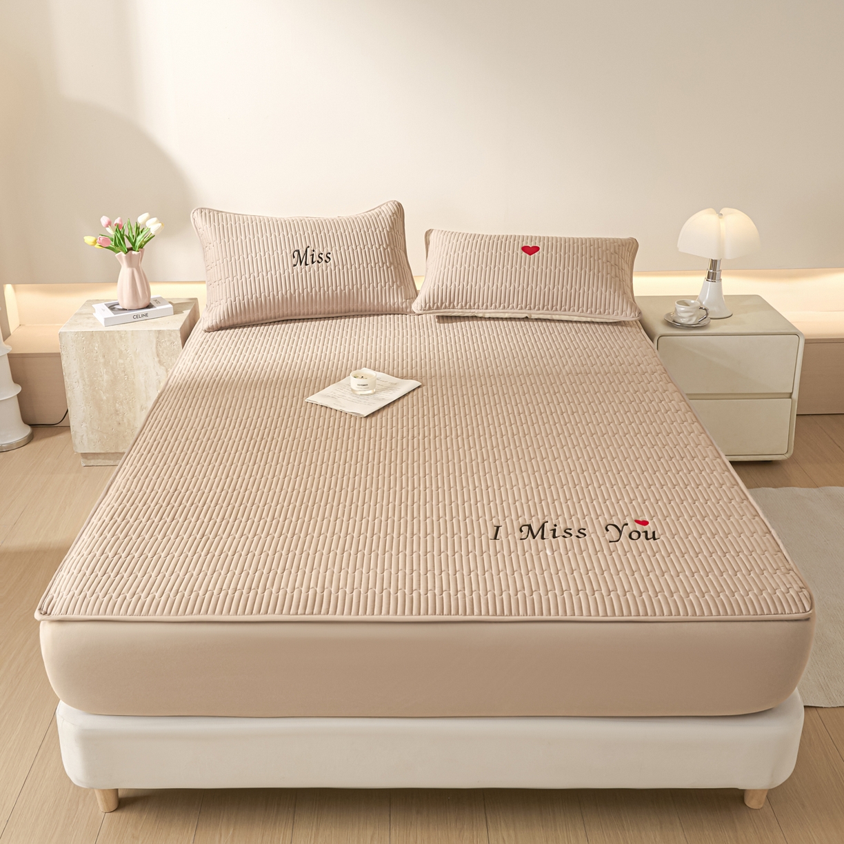 91家纺网 家纺一手货源 找家纺 卡伦家纺 2025新款A类刺绣夹棉床笠情书系列 柔咖情书