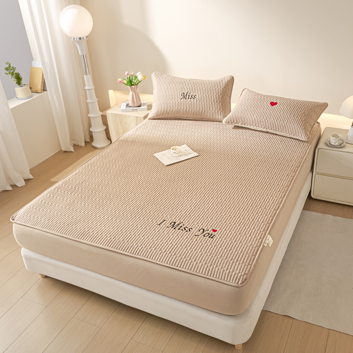 91家纺网 家纺一手货源 找家纺 卡伦家纺 2025新款A类刺绣夹棉床笠情书系列 柔咖情书