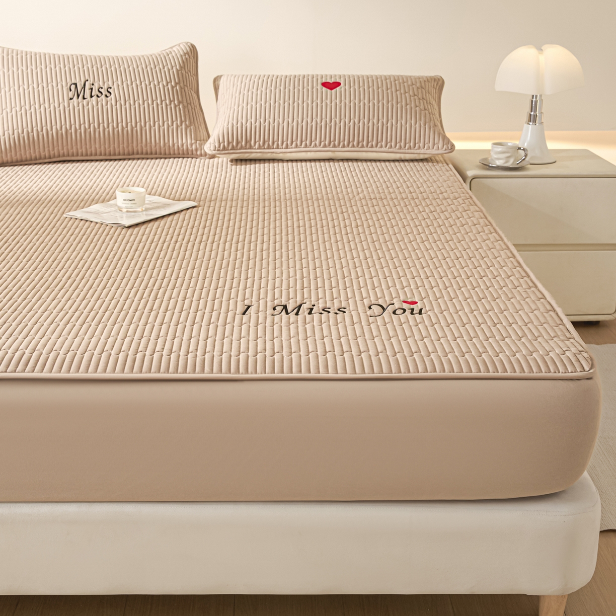 91家纺网 家纺一手货源 找家纺 卡伦家纺 2025新款A类刺绣夹棉床笠情书系列 柔咖情书